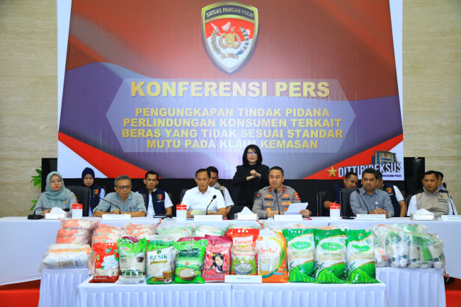 Satgas Pangan Polri menyita sejumlah merk beras oplosan. [Dok Polri]